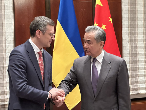 Ngoại trưởng Ukraine Dmytro Kuleba (trái) chia sẻ hình bản thân gặp gỡ Ngoại trưởng Trung Quốc Vương Nghị tại Hội nghị an ninh Munich trên mạng xã hội X ngày 18-2 - Ảnh: Ngoại trưởng Ukraine Dmytro Kuleba Ngoại trưởng Ukraine Dmytro Kuleba (trái) chia sẻ ảnh bản thân gặp gỡ Ngoại trưởng Trung Quốc Vương Nghị tại Hội nghị an ninh Munich trên mạng xã hội X ngày 18-2 - Ảnh: Ngoại trưởng Ukraine Dmytro Kuleba