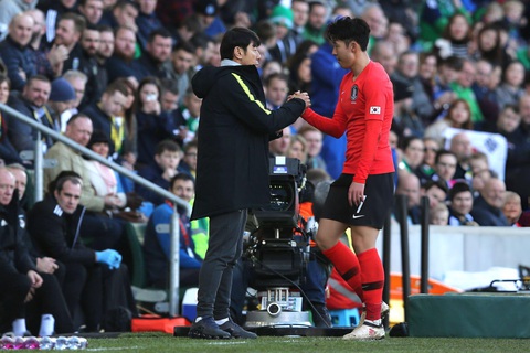 HLV Shin Tae Yong đưa ra lời khuyên cho Lee Kang In và Son Heung Min- Ảnh 1. HLV Shin Tae Yong làm việc cùng Son Heung Min khi còn dẫn dắt tuyển Hàn Quốc - Ảnh: GETTY