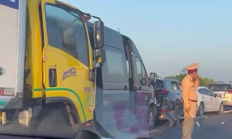 Tai nạn liên hoàn trên cao tốc Trung Lương - Mỹ Thuận, kẹt xe kéo dài- Ảnh 1. Hiện trường vụ tai nạn trên cao tốc Trung Lương - Mỹ Thuận - Ảnh: MINH TÂM