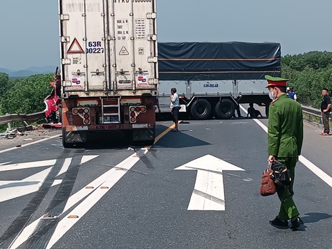 Xe tải, xe đầu kéo, xe con tông nhau trên cao tốc khiến 1 người chết, 2 người cấp cứu- Ảnh 2. Hiện trường vụ tai nạn trên tuyến cao tốc Cam Lộ - La Sơn sáng 18-2 - Ảnh: N.H.