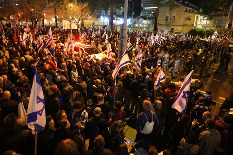 Biểu tình chống chính phủ và kêu gọi thả con tin ở Tel Aviv, Israel, ngày 17-2 - Ảnh: AFP Biểu tình chống chính phủ và kêu gọi thả con tin ở Tel Aviv, Israel, ngày 17-2 - Ảnh: AFP