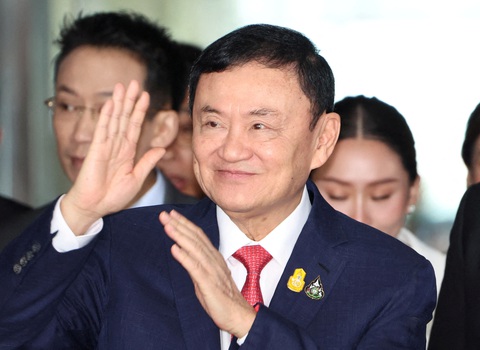 Thủ tướng Thái Lan: Trả tự do cho ông Thaksin là đúng luật- Ảnh 2. Ông Thaksin vẫy tay chào người ủng hộ khi về nước vào tháng 8-2023 - Ảnh: REUTERS