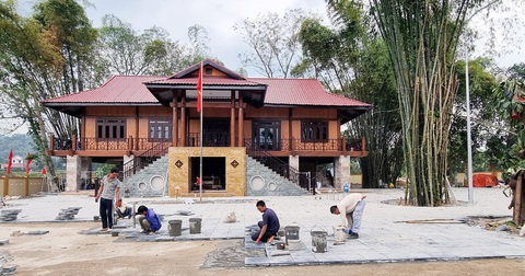 Công trình tưởng niệm được thiết kế theo kiến trúc nhà sàn truyền thống dân tộc Tày với lũy tre bao bọc được giữ nguyên hiện trạng - Ảnh: L.Đ.DỤC Công trình tưởng niệm được thiết kế theo kiến trúc nhà sàn truyền thống dân tộc Tày với lũy tre bao bọc được giữ nguyên hiện trạng - Ảnh: L.Đ.DỤC