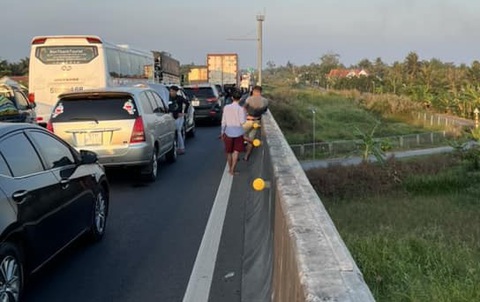 Tai nạn liên hoàn trên cao tốc Trung Lương - Mỹ Thuận, kẹt xe kéo dài- Ảnh 4. Nhiều tài xế nóng ruột xuống xe ngóng chờ để được di chuyển tiếp - Ảnh: Ý MAI
