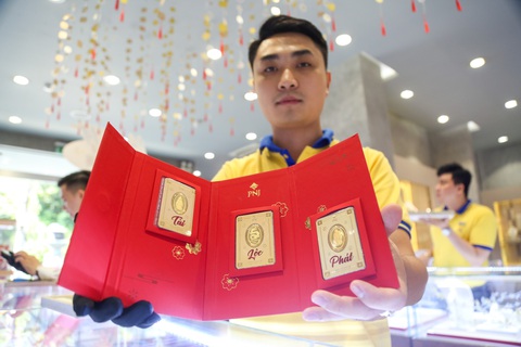 Người dân mua vàng trước ngày vía Thần Tài ở TP.HCM - Ảnh: PHƯƠNG QUYÊN Người dân mua vàng trước ngày vía Thần Tài ở TP.HCM - Ảnh: PHƯƠNG QUYÊN