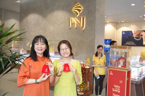 Nhộn nhịp ngày Thần Tài: Đa dạng mẫu mã vàng và hình thức mua sắm- Ảnh 2. PNJ giúp người dân mua sắm thuận lợi và dễ dàng hơn với hệ thống thanh toán nhanh, tăng cường nhân lực, cách thức tổ chức bán hàng và vận hành chuyên nghiệp... - Ảnh: VIỆT HÙNG