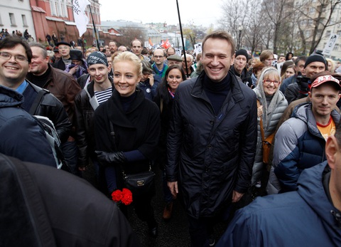 Ông Alexei Navalny xuất hiện cùng vợ tại Matxcơva năm 2013 - Ảnh: REUTERS Ông Alexei Navalny xuất hiện cùng vợ tại Matxcơva năm 2013 - Ảnh: REUTERS