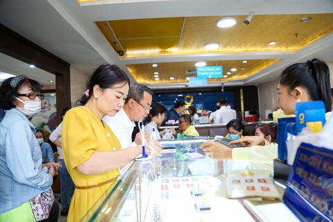 Giá vàng miếng SJC bốc hơi hàng triệu đồng/lượng ngay ngày Thần Tài- Ảnh 5. Tại Công ty SJC, người dân chủ yếu mua vàng nhẫn và các miếng vàng may mắn thay vì vàng miếng - Ảnh: PHƯƠNG QUYÊN