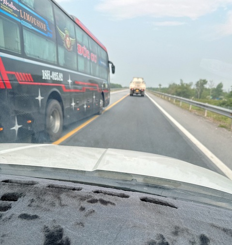 Lạnh sống lưng với cảnh vượt bất chấp trên cao tốc Cam Lộ - La Sơn- Ảnh 3. Xe khách đường dài vượt ngay trước đầu ô tô con, tạo ra tình huống nguy hiểm - Ảnh: B.D.