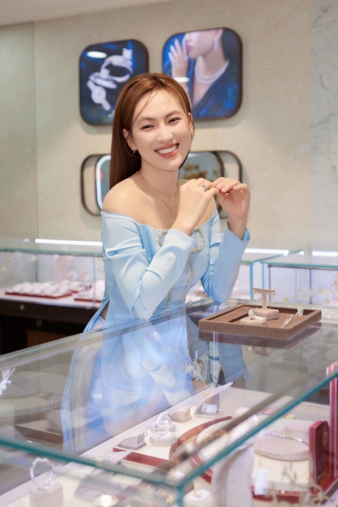 Bắt gặp nữ chính phim trăm tỉ - Phương Anh Đào mua vàng ngày vía Thần Tài- Ảnh 3. Phương Anh Đào cho rằng vàng trang sức của các thương hiệu lớn uy tín trong nước đa dạng về mẫu mã và kiểu dáng, vừa có giá trị thẩm mỹ, vừa có độ bền và tính thanh khoản cao.