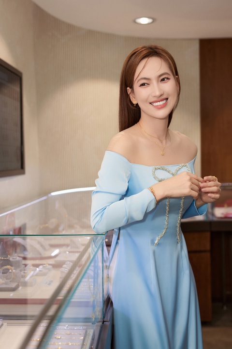 Phương Anh Đào rạng rỡ Phương Anh Đào rạng rỡ đi... “xin vía” Thần Tài.