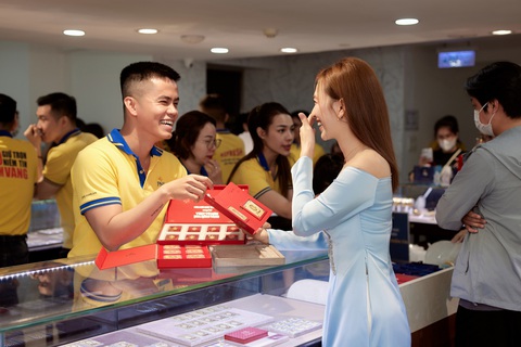 Bắt gặp nữ chính phim trăm tỉ - Phương Anh Đào mua vàng ngày vía Thần Tài- Ảnh 2. Phương Anh Đào hào hứng đi