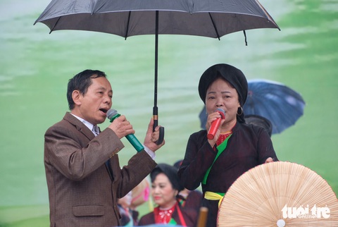 Hội Lim Du khách được hát giao lưu cùng các liền chị tại hội Lim 2023 - Ảnh: NGUYÊN BẢO