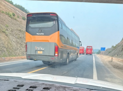 Lạnh sống lưng với cảnh vượt bất chấp trên cao tốc Cam Lộ - La Sơn- Ảnh 5. Xe khách rồng rắn nối nhau vượt ngay khúc đường cấm vượt - Ảnh: B.D.