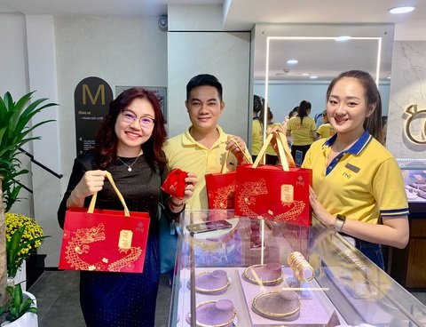 Nhộn nhịp ngày Thần Tài: Đa dạng mẫu mã vàng và hình thức mua sắm- Ảnh 5. Khách hàng "chốt đơn" cặp tượng vàng 24K Kim Long Phi Vân mở bán với số lượng giới hạn chỉ 399 tác phẩm - Ảnh: VIỆT HÙNG