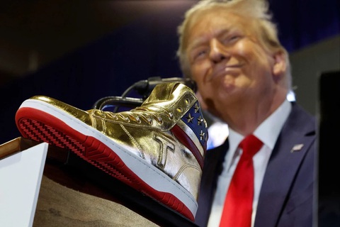 Ông Donald Trump chụp ảnh cùng mẫu giày Ông Donald Trump chụp ảnh cùng mẫu giày "Không bao giờ đầu hàng" vừa được ra mắt - Ảnh: AFP