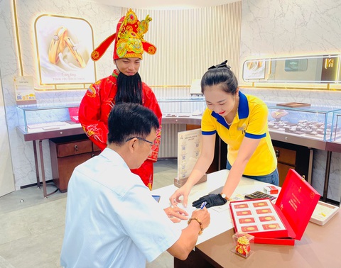 Nhộn nhịp ngày Thần Tài: Đa dạng mẫu mã vàng và hình thức mua sắm- Ảnh 6. Vàng tài lộc Long Đáo Kim Niên là món quà đầu năm đi cùng ước mong tài lộc - Ảnh: VIỆT HÙNG