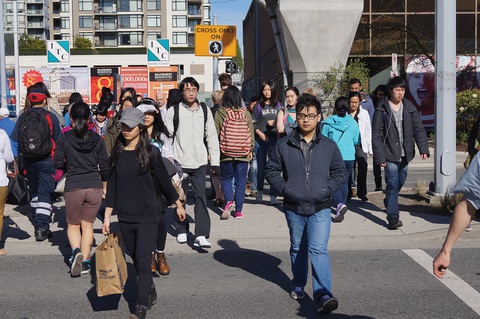 Úc, Canada, Hà Lan cắt giảm mạnh số du học sinh- Ảnh 2. Nhiều du học sinh đến Canada với mong muốn có thể tìm việc và định cư sau tốt nghiệp - Ảnh: RICHMOND NEWS