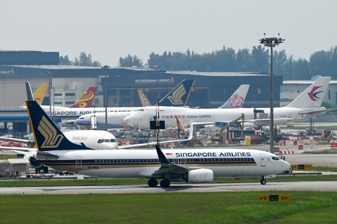 Máy bay của hãng hàng không Singapore Airlines xuất phát từ sân bay quốc tế Changi - Ảnh: AFP Máy bay của Hãng hàng không Singapore Airlines xuất phát từ sân bay quốc tế Changi hồi tháng 5-2022 - Ảnh: AFP