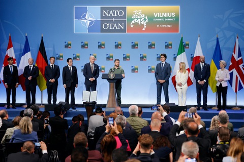 Lãnh đạo các nước tham dự sự kiện công bố Tuyên bố chung ủng hộ Ukraine tại Hội nghị thượng đỉnh NATO ở Vilnius vào tháng 7-2023 - Ảnh: AFP Lãnh đạo các nước tham dự sự kiện công bố Tuyên bố chung ủng hộ Ukraine tại Hội nghị thượng đỉnh NATO ở Vilnius vào tháng 7-2023 - Ảnh: AFP