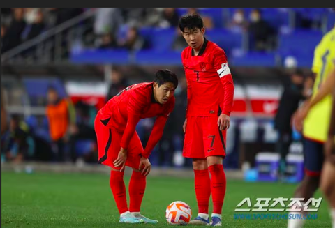 Mâu thuẫn giữa Lee Kang In và Son Heung Min khiến Hàn Quốc thất bại?- Ảnh 2. Son Heung Min (phải) và đàn em Lee Kang In xảy ra xô xát ở Asian Cup 2023 - Ảnh: CHOSUN