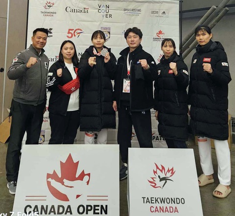 Giành HCB US Open 2024, Kim Tuyền sẵn sàng giành vé dự Olympic 2024- Ảnh 2. Bạc Thị Khiêm (thứ 3 từ trái sang) với tấm HCB ở Giải Canada Open 2024 và Kim Tuyền (thứ 2 từ phải sang) - Ảnh: FBNV