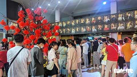 Khán giả xếp hàng vào xem kịch Tết ở sân khấu Thế Giới Trẻ - Ảnh: LINH ĐOAN Khán giả xếp hàng vào xem kịch Tết ở sân khấu Thế Giới Trẻ - Ảnh: LINH ĐOAN