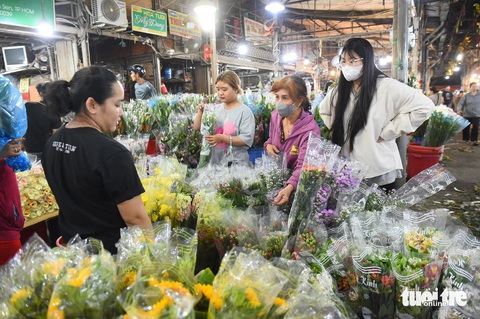 Người dân mua hoa tại chợ hoa Đầm Sen (TP.HCM) - Ảnh: TỰ TRUNG Người dân mua hoa tại chợ hoa Đầm Sen (TP.HCM) - Ảnh: TỰ TRUNG