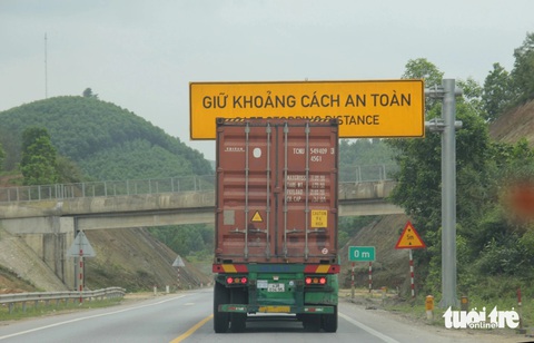 'Nút cổ chai' trên cao tốc Cam Lộ - La Sơn nguy hiểm thế nào?- Ảnh 5. Tài xế di chuyển trên đường cao tốc mới triển khai giai đoạn 1, chưa có dải phân cách cần đặc biệt lưu ý hệ thống cảnh báo, nhất là khi đi qua đoạn đồi núi - Ảnh: TRƯỜNG TRUNG