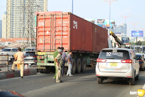 Container tông dải phân cách cầu Sài Gòn, Thủ Đức vào trung tâm TP kẹt cứng 3km- Ảnh 5. Xe container nằm chắn giữa làn ô tô gây ùn tắc ngày đầu tuần - Ảnh: MINH HÒA