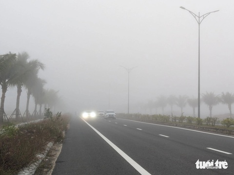 Đường biển miền Trung mờ ảo trong màn sương sớm- Ảnh 3. Khoảng 7h sáng, nhiều ô tô phải mở đèn khi chạy qua đoạn đường này vì sương dày che khuất tầm nhìn