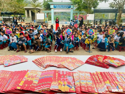 Học sinh vùng cao phấn khởi khoe lì xì buổi học đầu năm- Ảnh 3. Dãy bao lì xì đỏ được chuẩn bị để trao cho các em học sinh buổi chào cờ đầu năm mới - Ảnh: CLB
