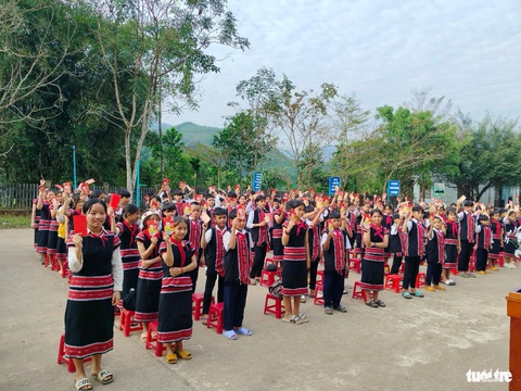Học sinh vùng cao phấn khởi khoe lì xì buổi học đầu năm- Ảnh 4. Nhiều bạn khoe bao lì xì trong trang phục thổ cẩm truyền thống trong ngày chào cờ - Ảnh: CLB