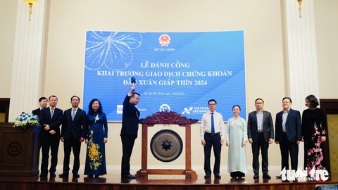 Không có vùng cấm trong chứng khoán, nỗ lực phát triển bền vững- Ảnh 1. Thứ trưởng Nguyễn Đức Chi đánh cồng khai trương giao dịch đầu năm Giáp Thìn 2024, trước sự chứng kiến của lãnh đạo Ủy ban Chứng khoán, các sở giao dịch, doanh nghiệp niêm yết... - Ảnh: BÔNG MAI