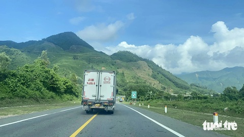 Vì sao lấn làn, vượt ẩu thường xuyên xảy ra ở cao tốc miền Trung?- Ảnh 1. Đường nhỏ, tài xế đi cao tốc Cam Lộ - La Sơn - Hòa Liên thường xuyên đè vạch - Ảnh: TRƯỜNG TRUNG