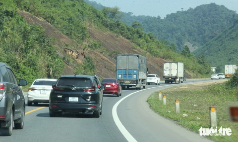 Vì sao lấn làn, vượt ẩu thường xuyên xảy ra ở cao tốc miền Trung?- Ảnh 2. Khi bị ùn ứ, nhiều xe cá nhân lấn làn vượt ẩu dù ở đoạn đường vạch liền - Ảnh: TRƯỜNG TRUNG