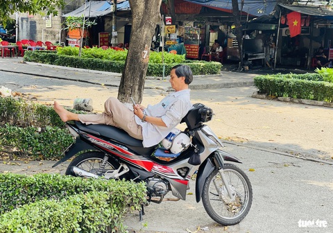 Người dân TP.HCM 'vật lộn' với đợt nắng nóng 37 độ C sau Tết- Ảnh 3. Nhiệt độ cao nhất ngày tại Nam Bộ và TP.HCM đợt này chạm ngưỡng 37 độ C, có nơi hơn - Ảnh: LÊ PHAN