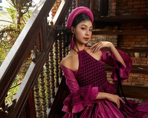 Mẫu thiết kế mới nhất trong bộ sưu tập Yếm xuân của nhà thiết kế Việt Hùng - Ảnh: HỨA QUÝ LONG Sự kết hợp giữa đan móc và chất liệu tái chế trong bộ sưu tập