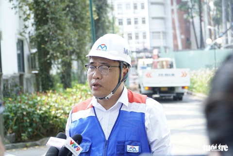 TP.HCM đồng loạt chuẩn bị mặt bằng 'sạch' làm metro số 2- Ảnh 2. Ông Vũ Văn Vịnh - giám đốc Ban Quản lý dự án 2 (thuộc Ban Quản lý đường sắt đô thị TP.HCM) - có mặt chỉ đạo tại công trường di dời đường điện tuyến metro 2 - Ảnh: THU DUNG
