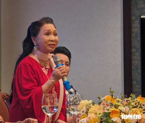 Nghệ sĩ Bạch Tuyết bày tỏ sự yêu quý với nghệ sĩ Minh Vương - Ảnh: LINH ĐOAN Nghệ sĩ Bạch Tuyết bày tỏ sự yêu quý với nghệ sĩ Minh Vương - Ảnh: LINH ĐOAN