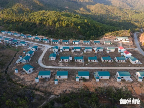 Chi tiền tỉ xây nhà vệ sinh ở khu tái định cư… không dân cư- Ảnh 2. Khu tái định cư rộng lớn nhưng không một bóng cây xanh - Ảnh: HOÀNG TÁO