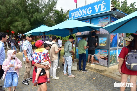 Khách xếp hàng mua vé vào Khách xếp hàng mua vé vào khu du lịch Eo Gió, giá 22.000 đồng/người - Ảnh: T.T.D.