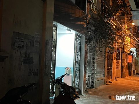 Tìm thấy thi thể cô gái 21 tuổi mất tích ngày mùng 7 Tết tại một phòng trọ ở Hà Nội- Ảnh 2. Chung cư mini (mở cửa, sáng điện) nơi xảy ra vụ án - Ảnh: DANH TRỌNG