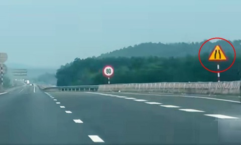 Tiếp tục rà soát, xử lý tình huống phát sinh sau tai nạn trên cao tốc Cam Lộ - La Sơn- Ảnh 1. Đoạn đường nơi xe 7 chỗ vượt xe đầu kéo là nhánh nhập làn từ bên phải vào cao tốc, có biển cảnh báo đường hẹp - Ảnh: cắt từ clip trên mạng xã hội