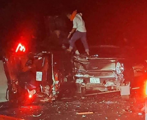 Lái xe non kinh nghiệm, không tuân thủ quy định là nguyên nhân gây tai nạn trên cao tốc?- Ảnh 1. Hiện trường hai ô tô bị tông hư hỏng nặng, một xe nát bét trên cao tốc Phan Thiết - Dầu Giây vào tối 16-2 - Ảnh: TÚ NGUYỄN