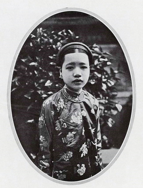 Sách ảnh Annam 1919 - Đông Dương thuộc Pháp xuất bản tại Paris chú thích ảnh bà Ân Phi Hồ Thị Chỉ là “hoàng hậu nước Annam” - Ảnh tư liệu Sách ảnh Annam 1919 - Đông Dương thuộc Pháp xuất bản tại Paris chú thích ảnh bà Ân Phi Hồ Thị Chỉ là “hoàng hậu nước Annam” - Ảnh tư liệu