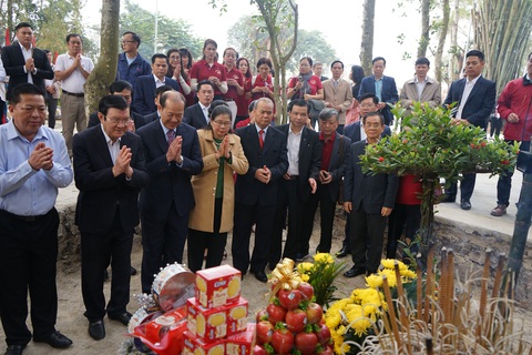 Khánh thành khu tưởng niệm Tổng Chúp- Ảnh 4. Nguyên Chủ tịch nước Trương Tấn Sang và lãnh đạo tỉnh Cao Bằng thắp hương tưởng niệm nạn nhân vụ thảm sát Tổng Chúp - Ảnh: VŨ TUẤN