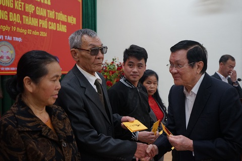 Khánh thành khu tưởng niệm Tổng Chúp- Ảnh 1. Nguyên Chủ tịch nước Trương Tấn Sang trao quà cho thân nhân nạn nhân vụ thảm sát Tổng Chúp - Ảnh: VŨ TUẤN