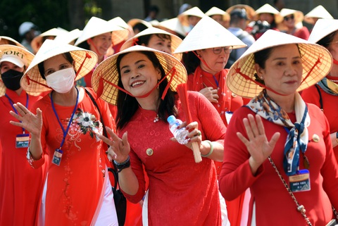 Người dân Biên Hòa nô nức với lễ Nghinh thần- Ảnh 4. Các cô gái mặc trang phục truyền thống áo dài, nón lá Việt Nam tham gia tại buổi lễ Nghinh thần