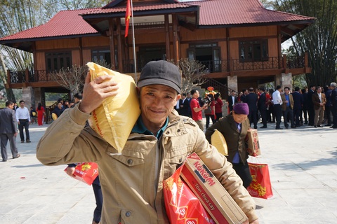 Khánh thành khu tưởng niệm Tổng Chúp- Ảnh 3. Ông Đàm Ngọc Mẫn - hộ gia đình khó khăn ở xã Vinh Quang (thành phố Cao Bằng) - nhận quà của nhóm "Chia sẻ - Sharing" - Ảnh: VŨ TUẤN